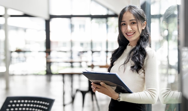 Fröhlich lächelndes Geschäftsfrauporträt, glückliche asiatische Führungskraft bei der Arbeit