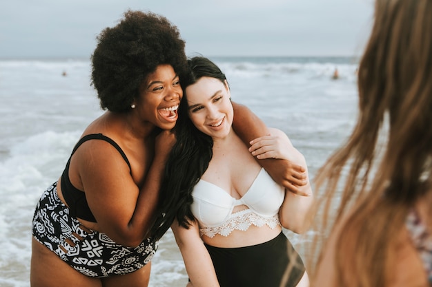 Fröhlich schöne plus size Frauen am Strand