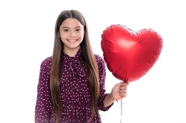 Fröhlich schöne romantische Teenager-Mädchen halten rotes Herz Ballon Symbol der Liebe zum Valentinstag isoliert auf weißem Hintergrund Porträt von glücklich lächelnden Teenager-Mädchen