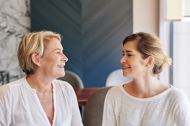 Fröhlich sprechende Mutter und Tochter