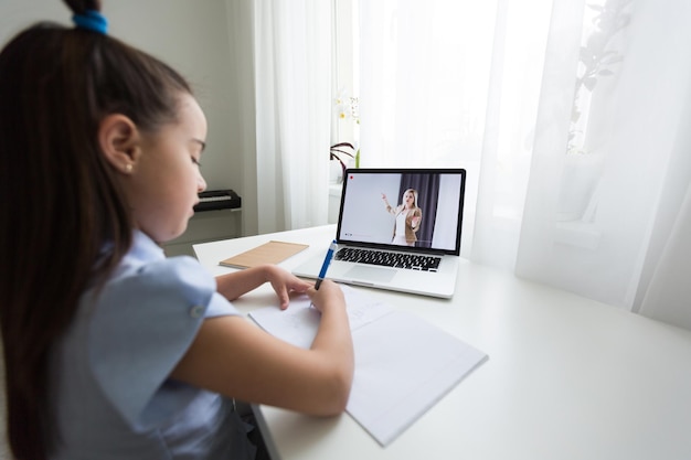 fröhlich süße Mädchen Kinder aufgeregt mit Computer lernen Schulaufgaben. Kinder genießen E-Learning im Urlaub zu Hause.