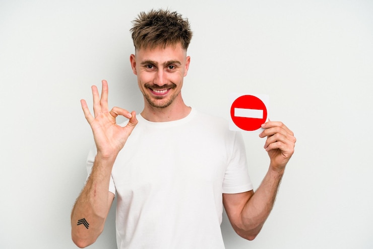 Foto fröhlich und selbstbewusst zeigt ok geste