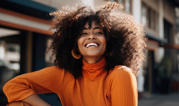 Fröhliche afroamerikanische Dame, die Glück und Selbstvertrauen in einem städtischen Hintergrund ausstrahlt