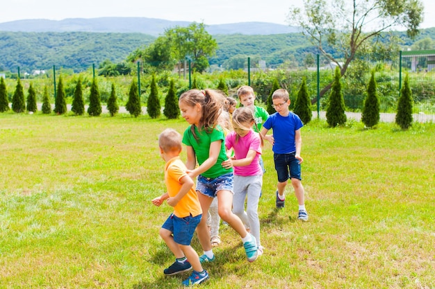 Fröhliche Aktivität und Unterricht in sozialer Interaktion am Sommertag, Sommerlager, Spiele im Freien