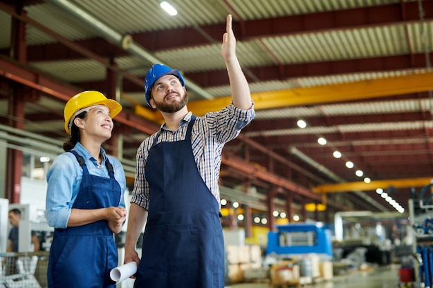 Fröhliche Arbeiter im Werk