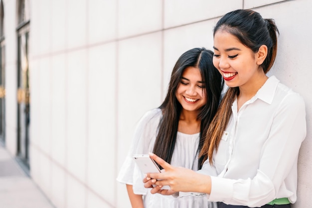 Fröhliche Asiatin mit Smartphone