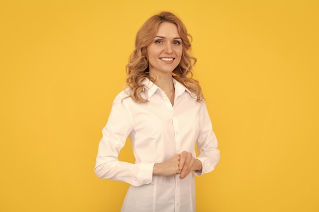 Fröhliche blonde Frau in weißem Hemd Büroangestellter Corporate Fashion Business Casual Style
