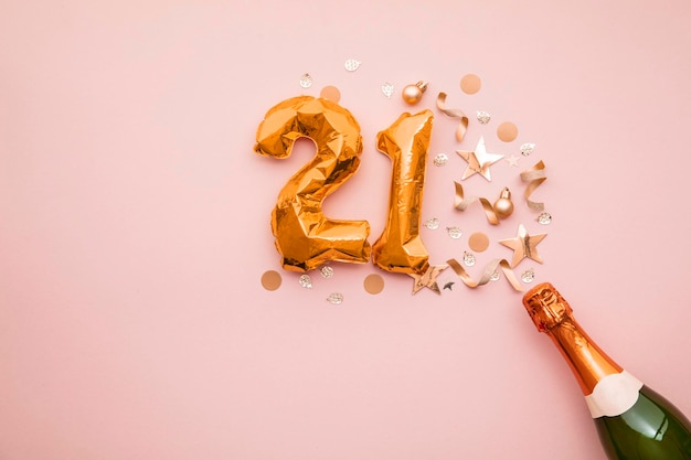 Fröhliche Champagnerflasche zum 21. Jubiläum mit goldenem Zahlenballon