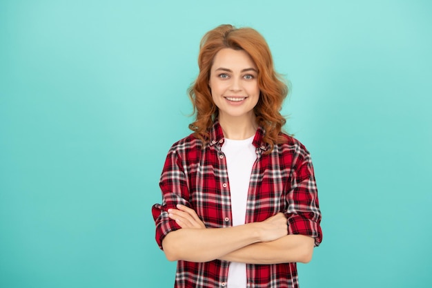 fröhliche dame mit lockigem haar. Schönheit und Mode. weibliches Model im karierten Hemd. hübsches Aussehen eines jungen lächelnden Mädchens. rothaarige Frau. glückliche rothaarige Frau im lässigen Stil. positive Emotionen ausdrücken.