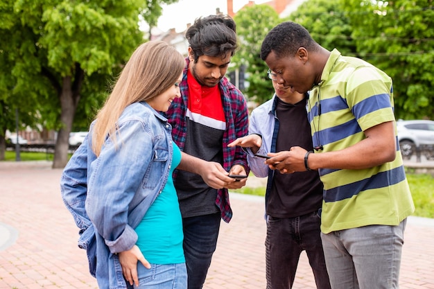 Fröhliche Diversity-Freunde, die sich im Freien im Park treffen