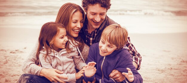 Foto fröhliche eltern mit kindern am meer