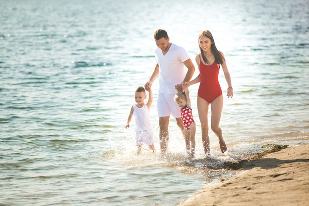 Fröhliche Familie am Strand. Familie im Urlaub