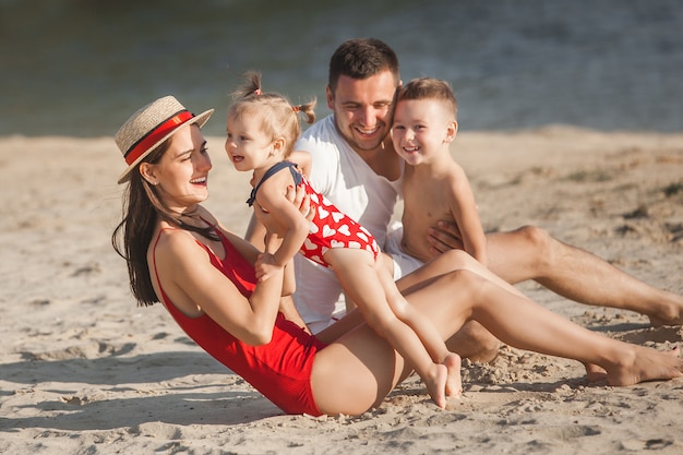 Fröhliche Familie am Strand. Familie im Urlaub