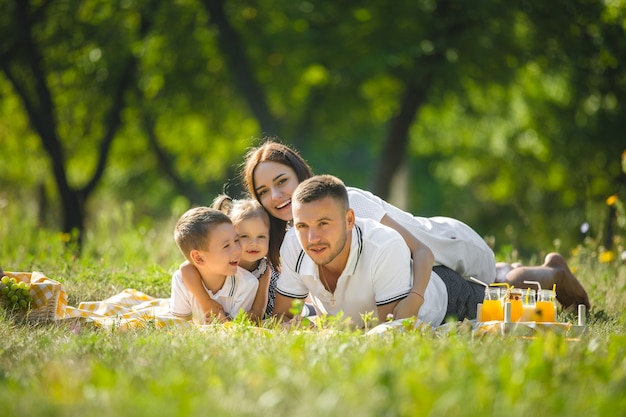 Fröhliche Familie beim Picknick. Eltern essen mit ihren Kindern im Freien zu Abend.