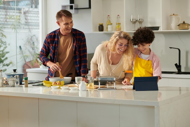 Fröhliche Familie, die Pasta macht