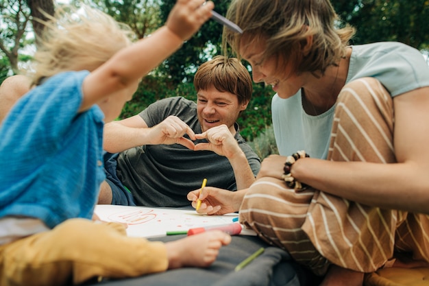 Fröhliche Familie, die zusammen Spaß im Park hat