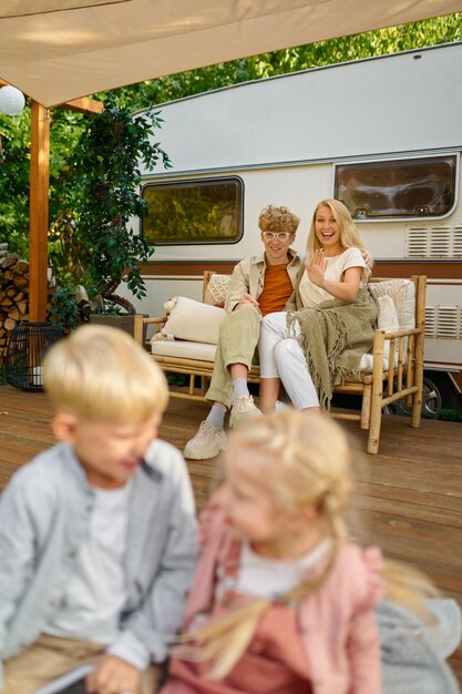 Fröhliche Familie entspannt im Wohnmobil, Camper