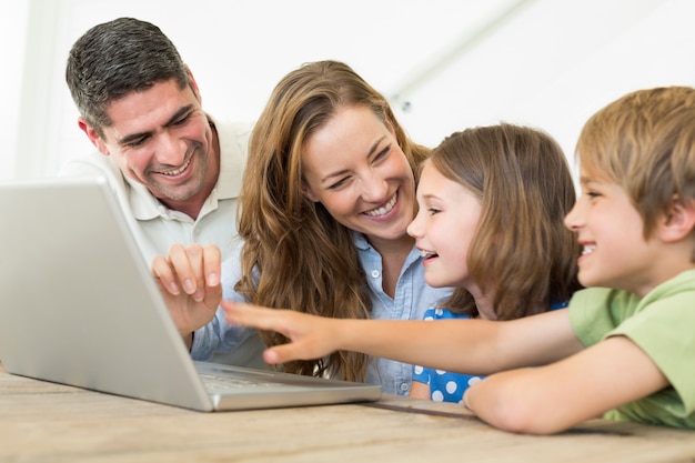 Fröhliche Familie mit Laptop