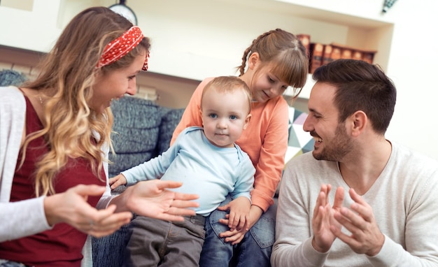 Fröhliche Familie zu Hause im Sofa sitzen