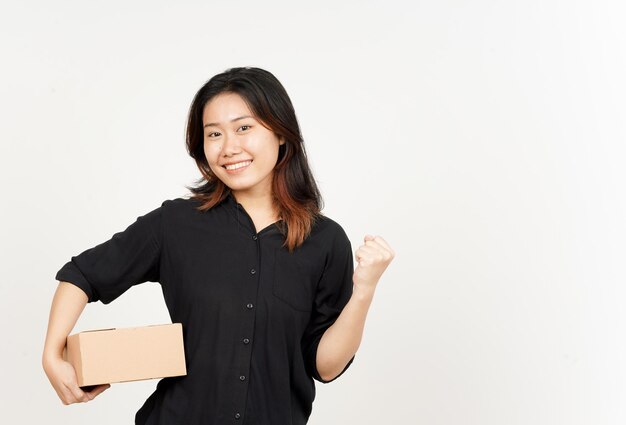 Fröhliche Feier und Holding-Paketbox oder Karton der schönen asiatischen Frau