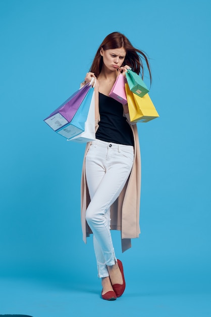 Fröhliche frau attraktiver blick einkaufen lächeln sommer stil blauer hintergrund