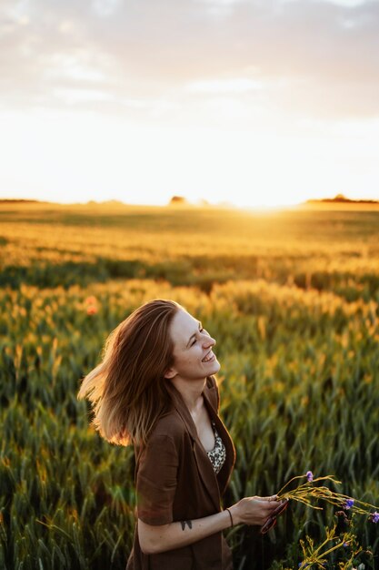 Fröhliche Frau auf einem Feld