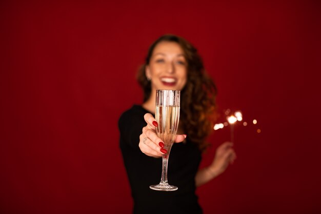 Fröhliche Frau, die Glas Champagner hält