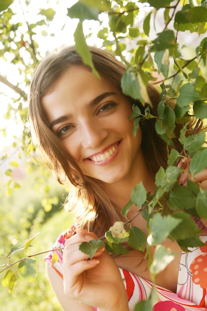 Fröhliche Frau im Garten