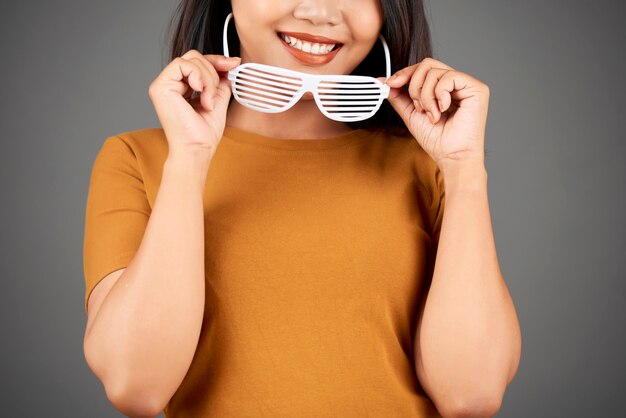 Fröhliche Frau mit Brille