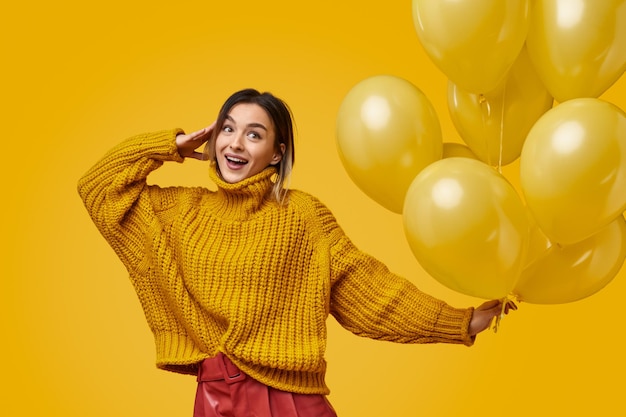 Fröhliche Frau mit grüßenden Ballons