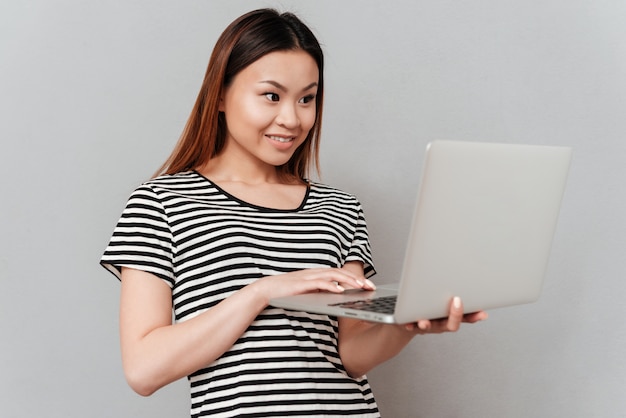 Fröhliche Frau mit Laptop isoliert