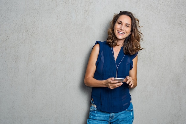 Fröhliche Frau mit Telefon