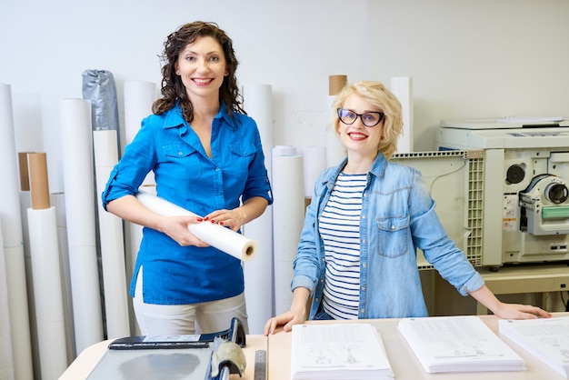 Fröhliche Frauen in der Druckerei