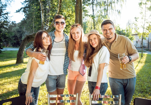 Fröhliche Freunde beim Picknick im Park. Pizza essen