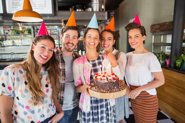 Fröhliche Freunde, die Geburtstag im Restaurant feiern