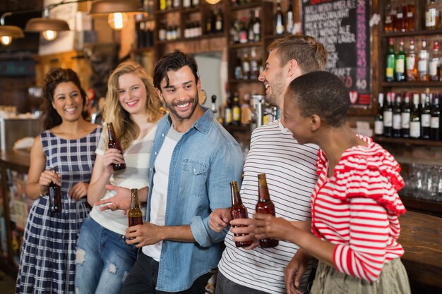 Fröhliche Freunde, die im Pub genießen