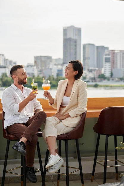 Fröhliche Freunde in der Bar auf dem Dach