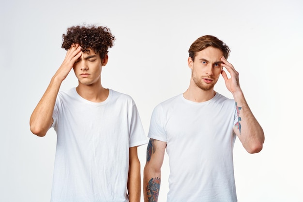 Fröhliche Freunde in weißen T-Shirts Emotionen Bewegung