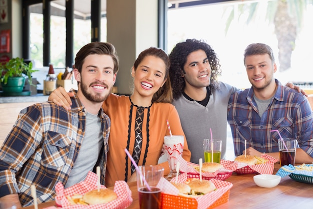 Fröhliche Freunde sitzen im Restaurant