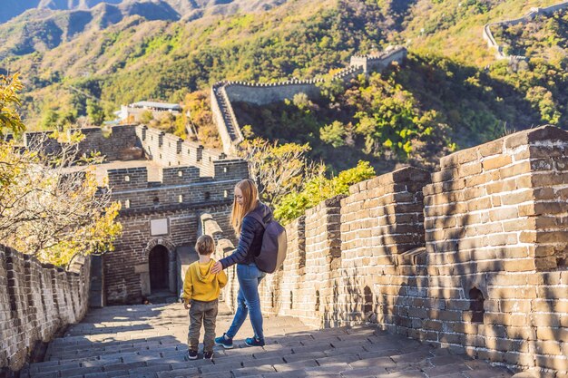 Fröhliche, fröhliche Touristen, Mutter und Sohn an der Chinesischen Mauer, die sich beim Reisen amüsieren und lächeln