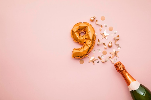 Fröhliche Geburtstagsparty-Champagnerflasche mit goldenem Zahlenballon