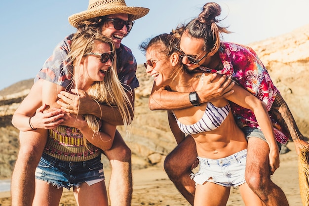 Fröhliche, glückliche Gruppe von Menschen, die viel im Freien am Strand lachen?