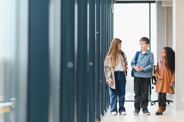 fröhliche Grundschüler zurück in die Schule