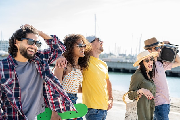 Fröhliche Gruppe von Freunden, die in den Sommerurlaub der Generation Z gehen