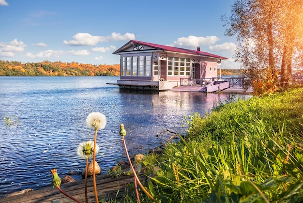 Fröhliche Herbstlandschaft an der Wolga in der Stadt Ples und rosa Bootssteg