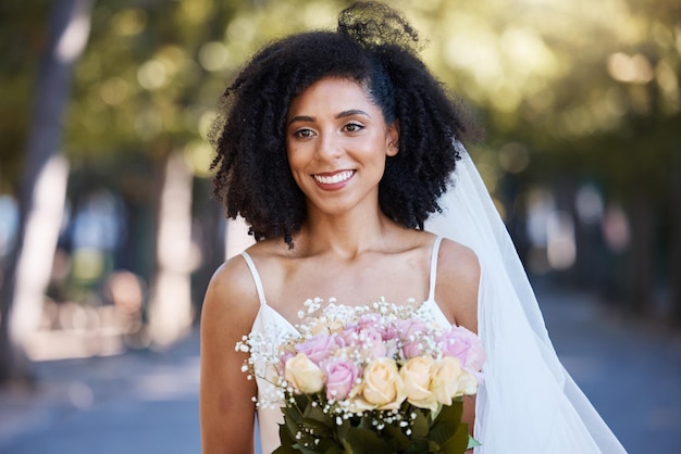 Fröhliche Hochzeit und Lächeln mit Braut und Blumen für Schönheitsfeiern und Frühlingsveranstaltungen Glücks-Make-up und Mode mit schwarzer Frau und Rosenstrauß für Hochzeitsfeiern und Zeremonien im Freien