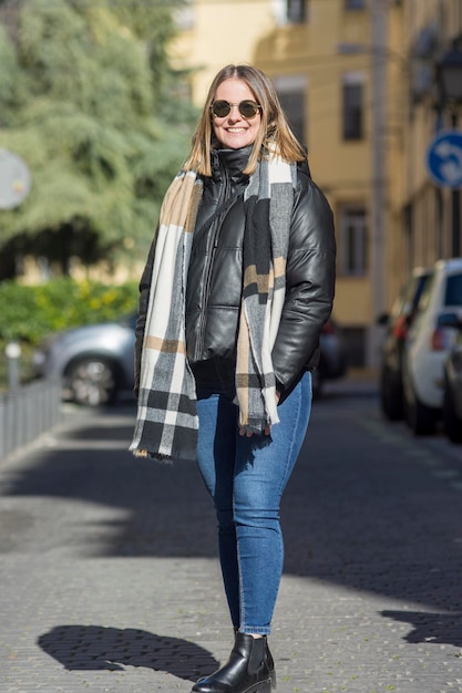 Fröhliche junge blonde Frau lächelt