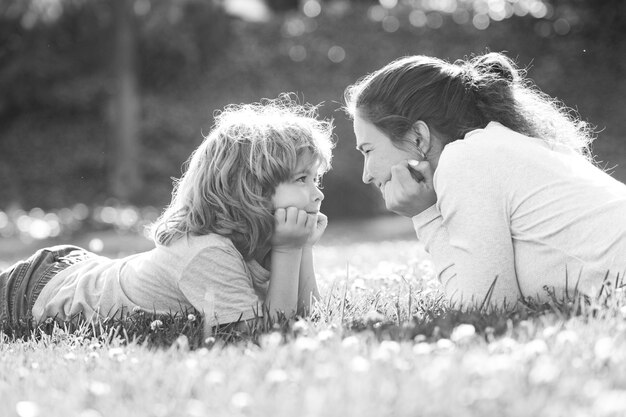 Fröhliche junge Familie, die gemeinsam Zeit draußen in der grünen Natur verbringt