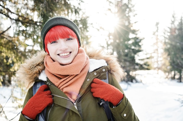 Fröhliche junge Frau am Wintertag