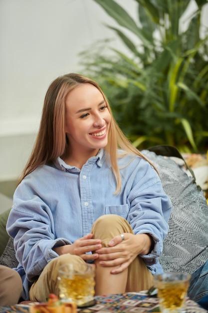 Fröhliche junge Frau auf Party